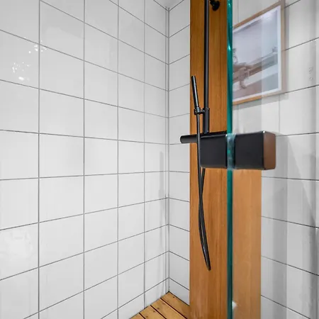 Unique Gem Overlooking The World Famous Bryggen Apartment